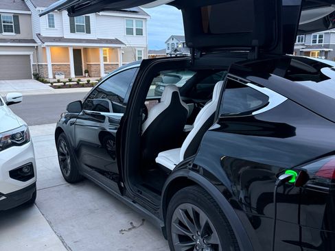 Used 2018 Tesla Model X 75D image 1