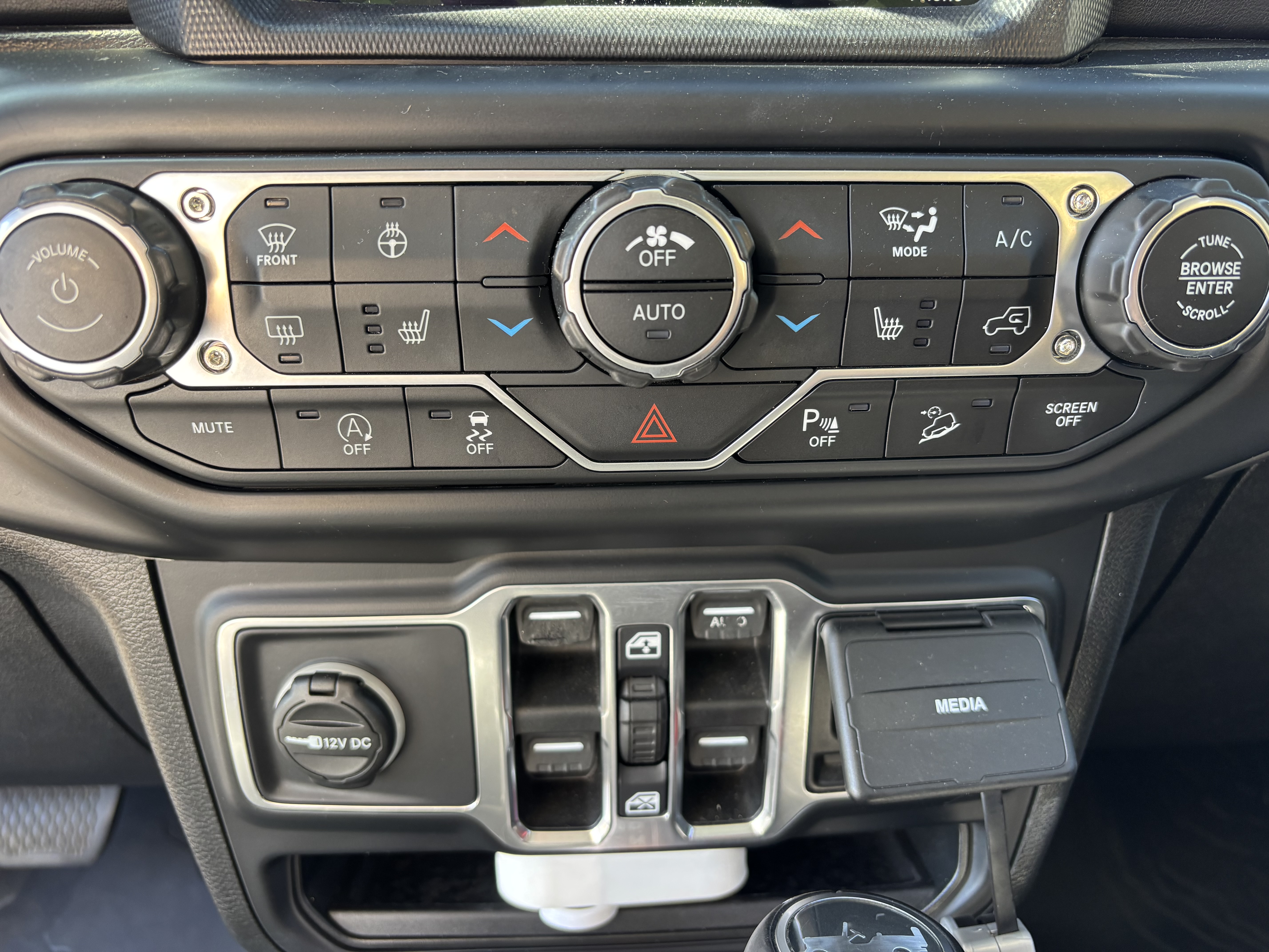 Used 2018 Jeep Wrangler Unlimited Sahara w/ Dual Top Group AWD/4WD image 12