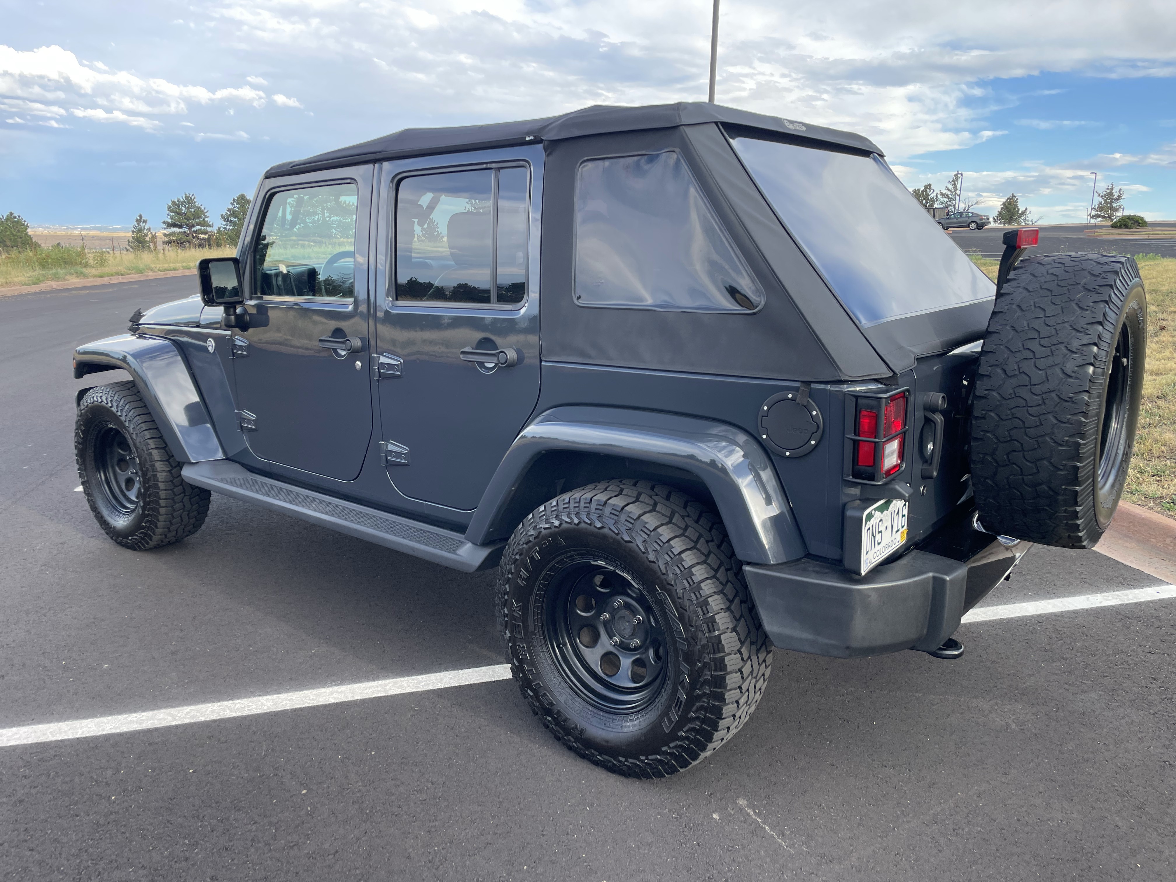 Used 2017 Jeep Wrangler Unlimited Sahara AWD/4WD image 4
