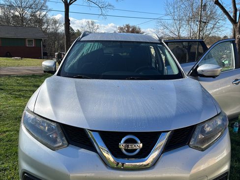 Used 2014 Nissan Rogue SV w/ SV Premium Package image 2