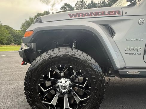 Used 2018 Jeep Wrangler Unlimited Sahara AWD/4WD image 17