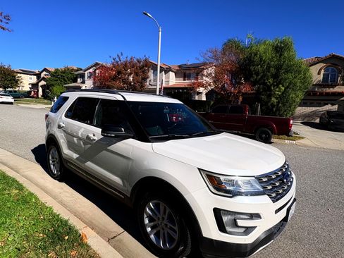 Used 2017 Ford Explorer XLT w/ Equipment Group 202A image 4