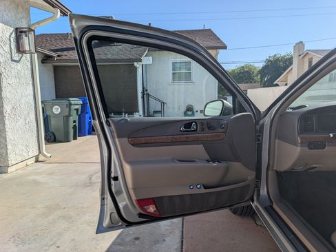 Used 1999 Lincoln Continental image 11