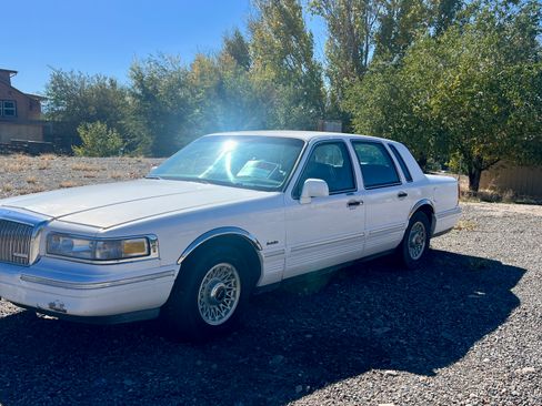 Used 1997 Lincoln Town Car Executive image 2