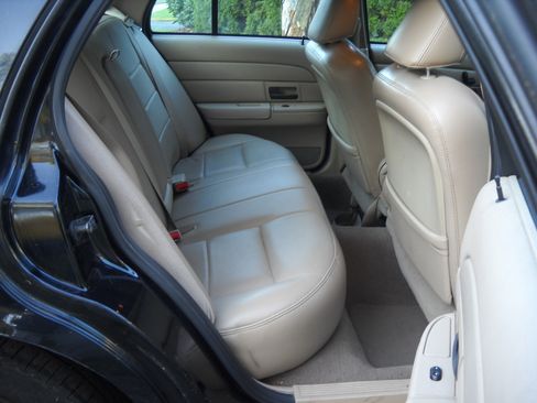 Used 2003 Ford Crown Victoria LX image 6