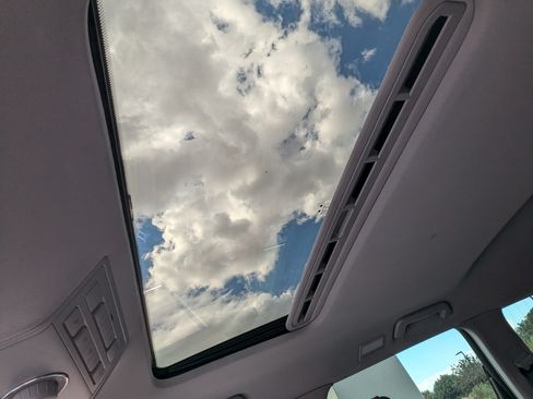 Used 2010 Volkswagen Touareg TDI image 18