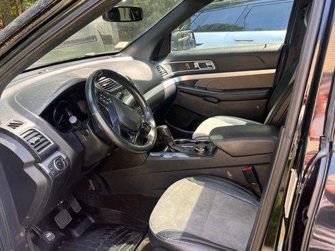 Used 2017 Ford Explorer XLT w/ XLT Appearance Package AWD/4WD image 20