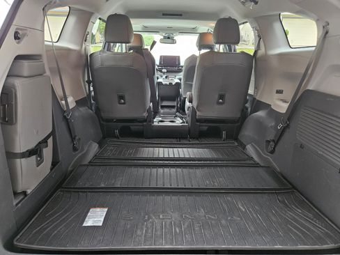 Used 2022 Toyota Sienna XLE image 5