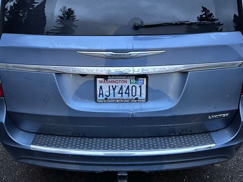 Used 2012 Chrysler Town & Country Limited w/ Luxury Group image 6