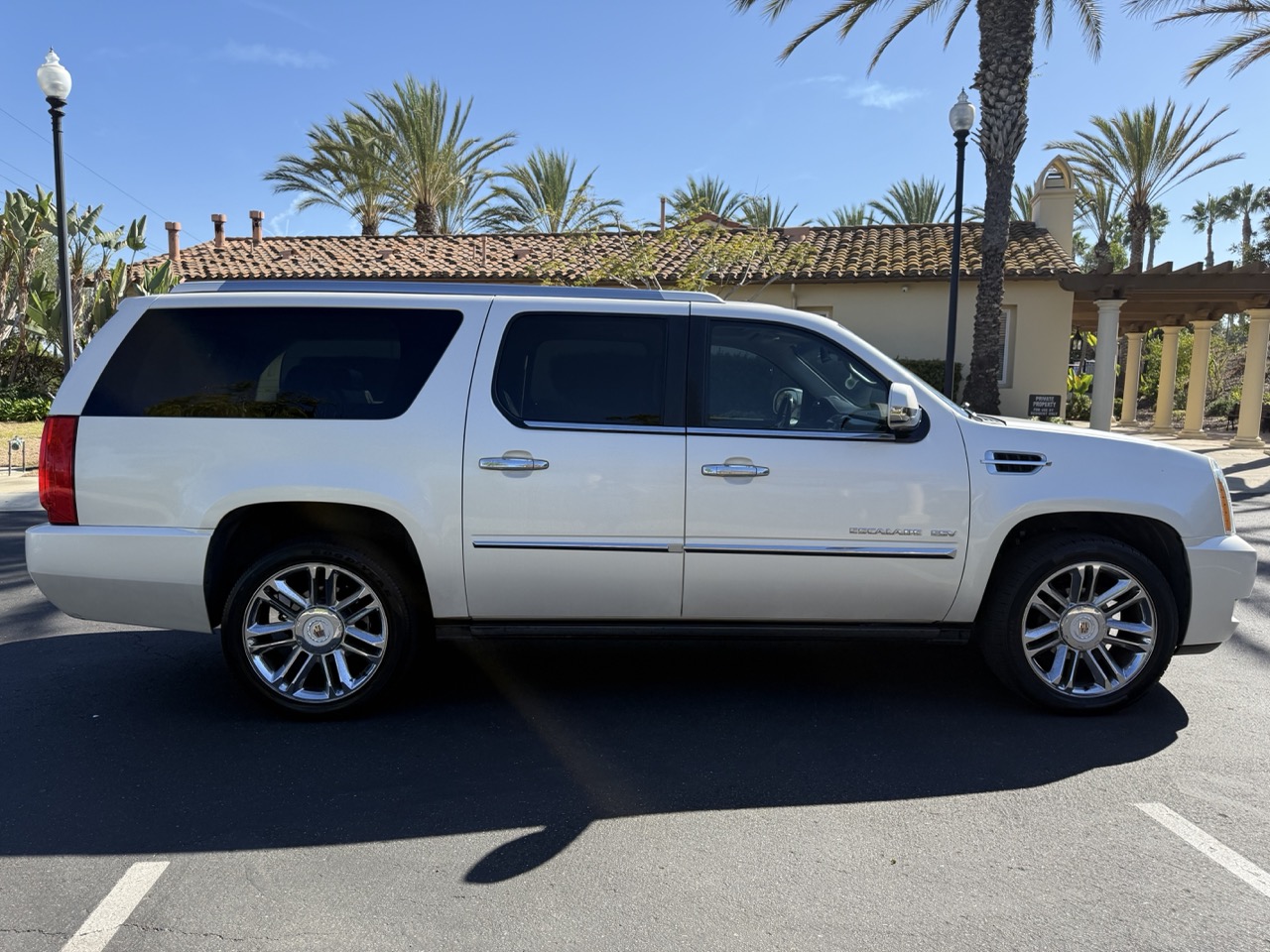 Used 2012 Cadillac Escalade ESV Platinum AWD/4WD image 4