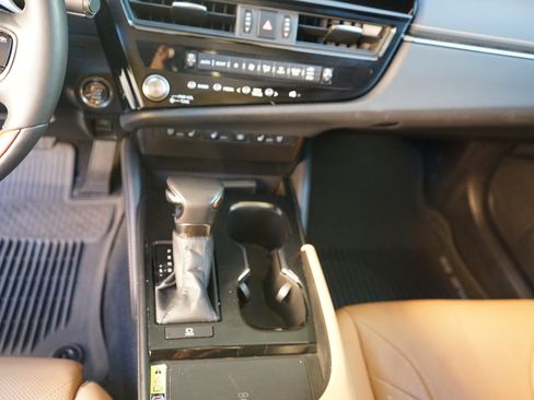 Used 2023 Lexus ES 350 Ultra Luxury w/ Accessory Package (Z2) image 15