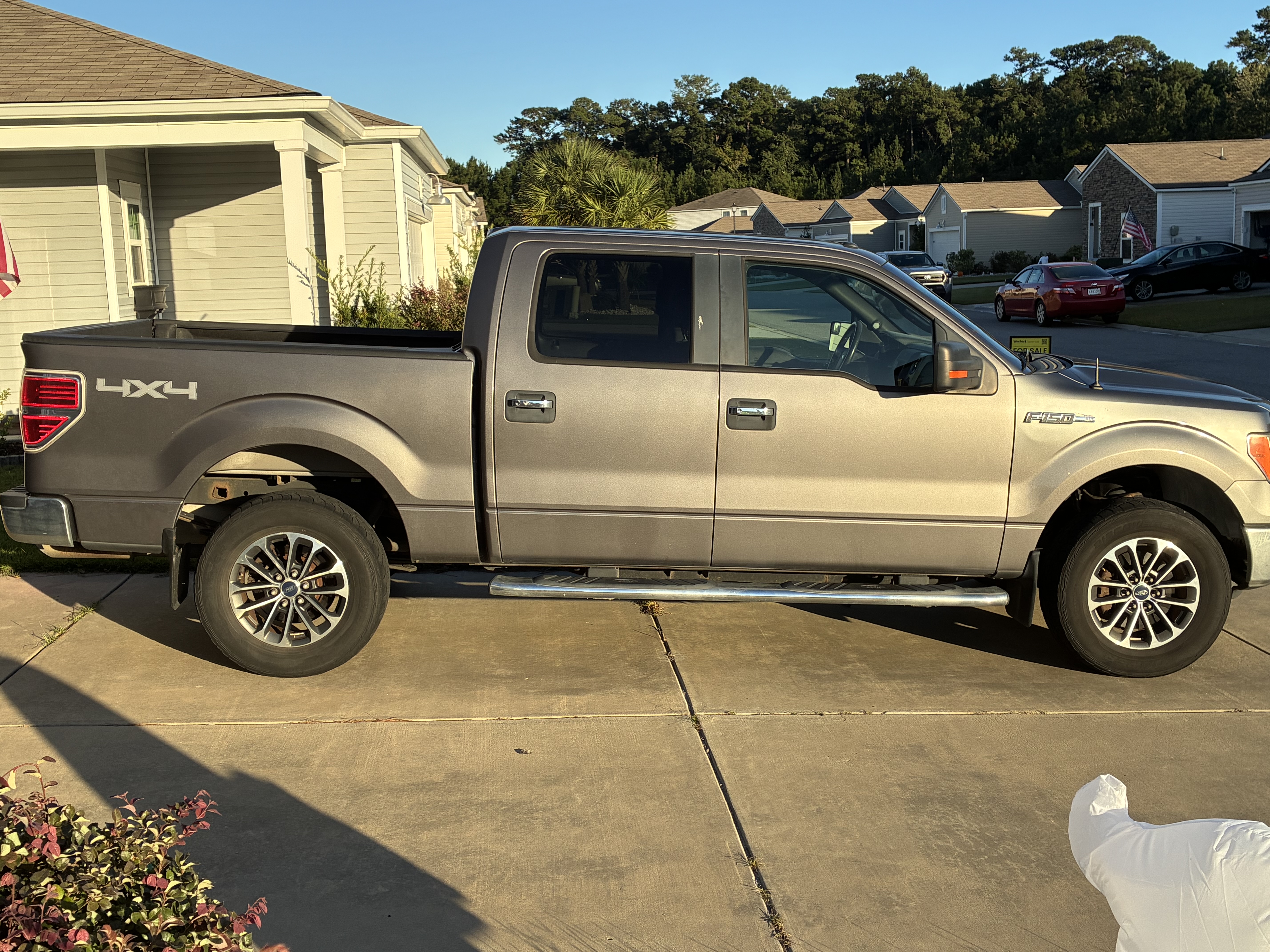 Used 2014 Ford F150 XLT w/ XLT Chrome Package AWD/4WD image 2