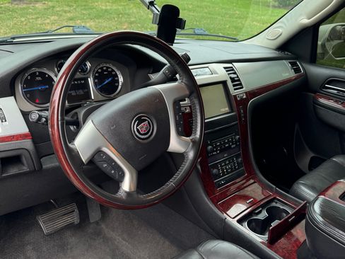 Used 2013 Cadillac Escalade Luxury AWD/4WD image 6