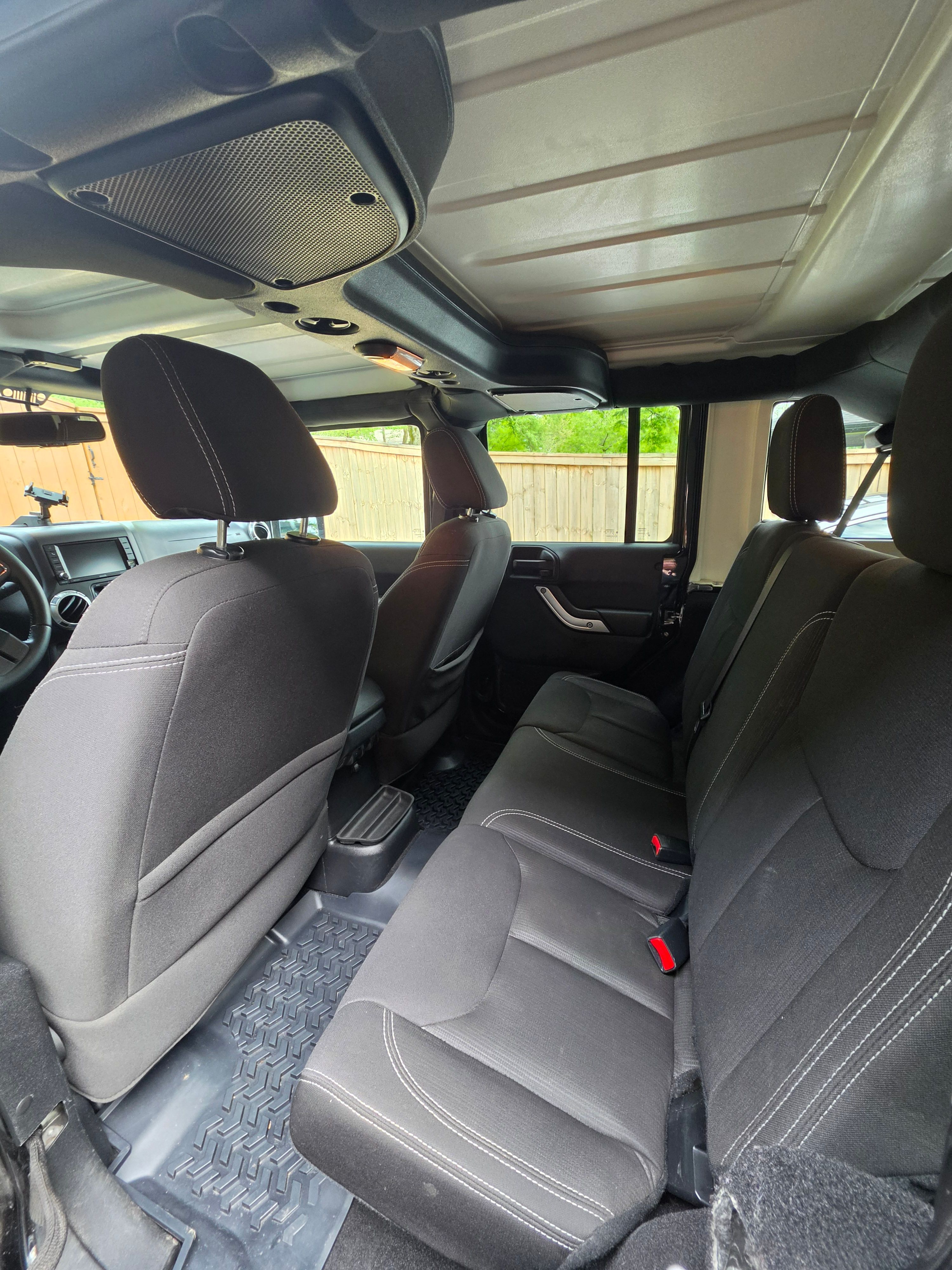 Used 2015 Jeep Wrangler Unlimited Sahara w/ Connectivity Group AWD/4WD image 14