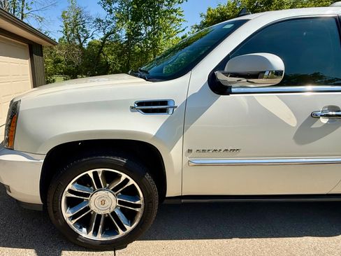 Used 2009 Cadillac Escalade AWD image 12