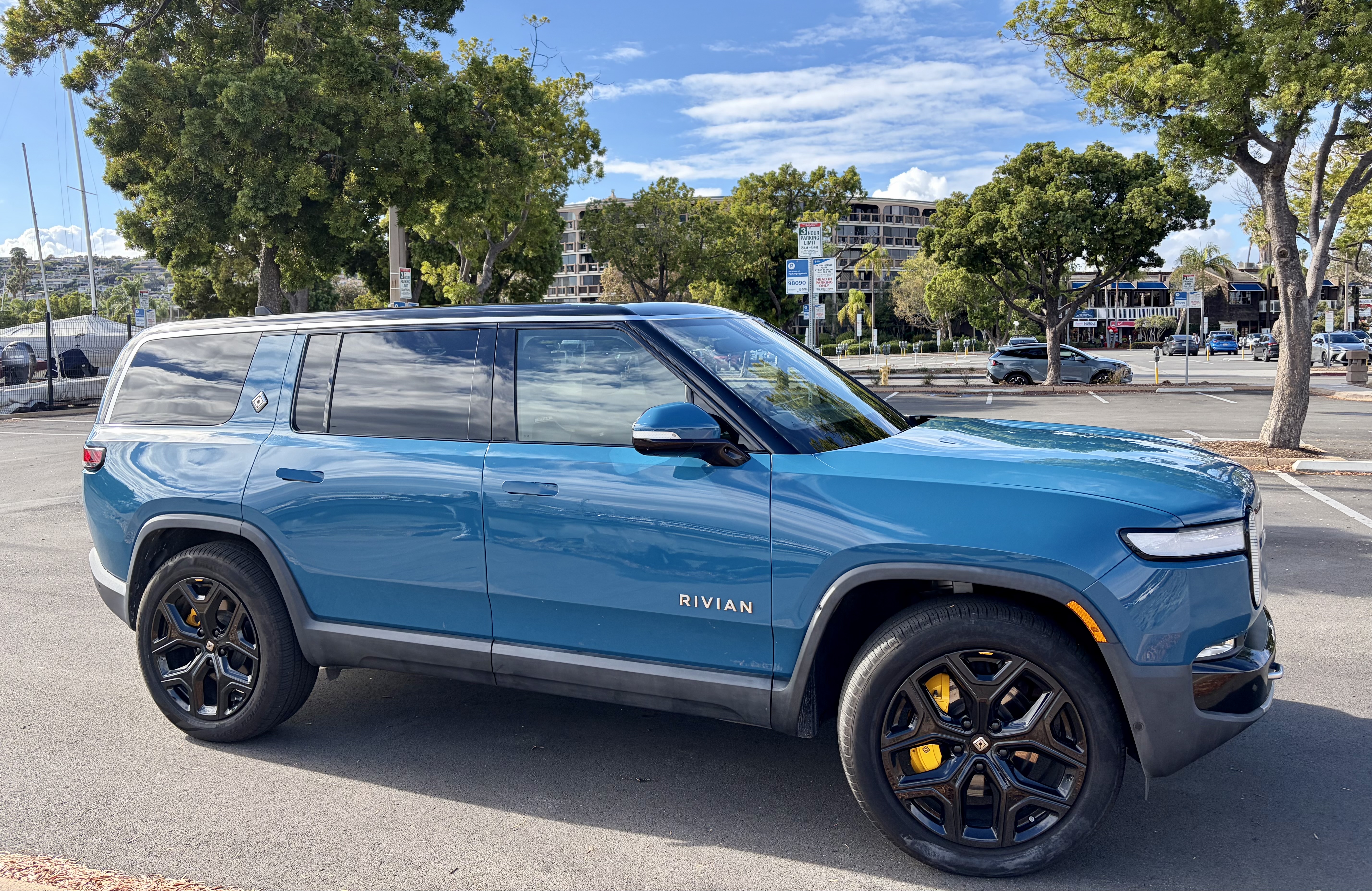 Used 2022 Rivian R1S Launch Edition Quad AWD/4WD image 5