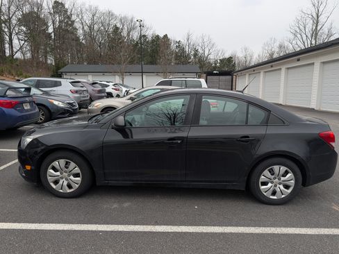 Used 2014 Chevrolet Cruze LS image 9