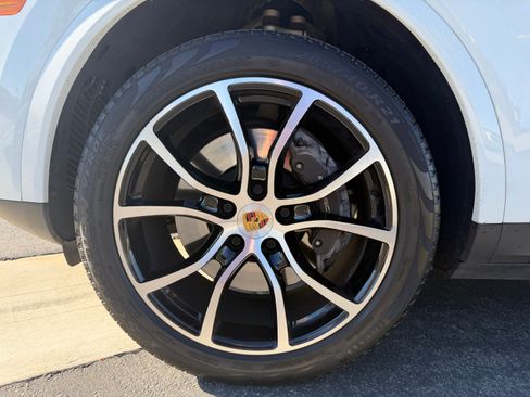 Used 2023 Porsche Cayenne Platinum Edition image 12