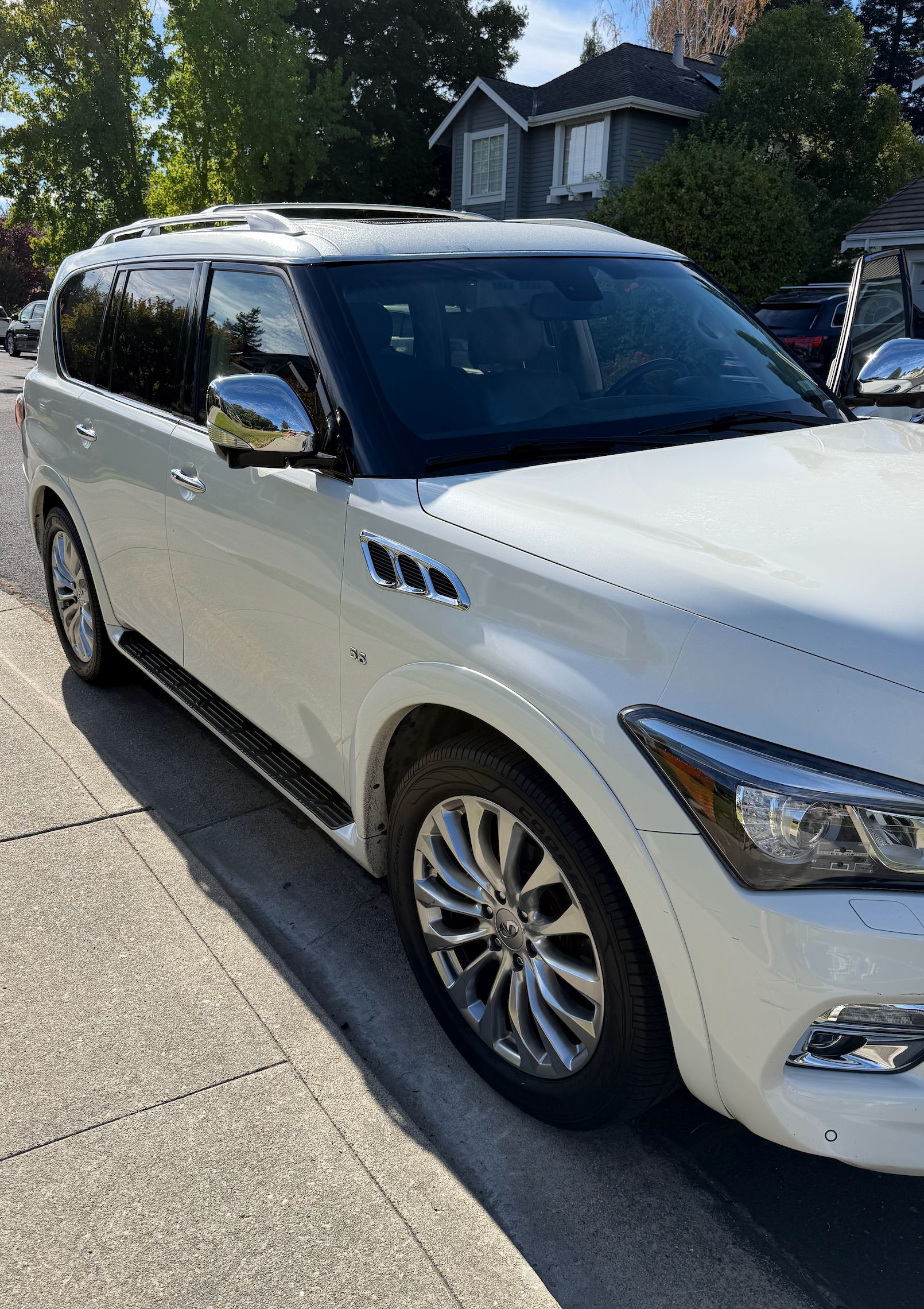 Used 2015 INFINITI QX80 4WD w/ Deluxe Technology Package image 2