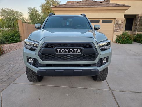Used 2022 Toyota Tacoma TRD Off-Road w/ TRD Premium Off Road Package AWD/4WD image 4