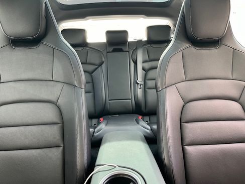 Used 2022 Porsche Taycan image 10