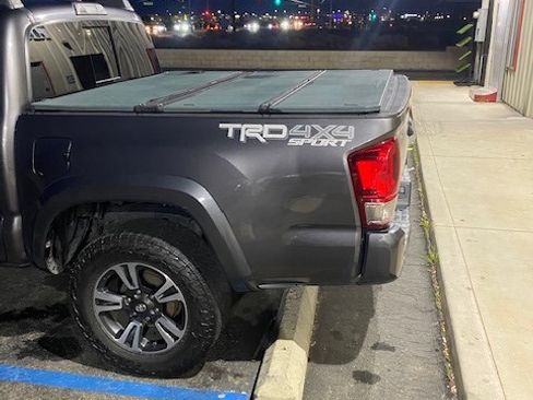 Used 2017 Toyota Tacoma TRD Sport image 17