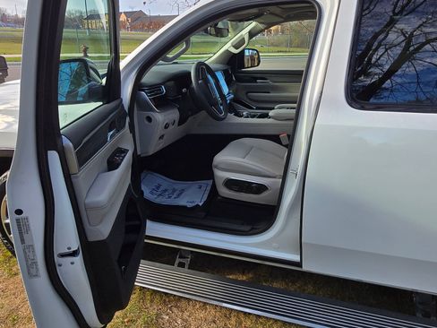 Used 2023 Jeep Wagoneer L Series III w/ Premium Group I image 11