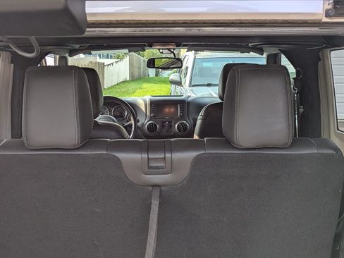 Used 2018 Jeep Wrangler Sahara AWD/4WD image 9