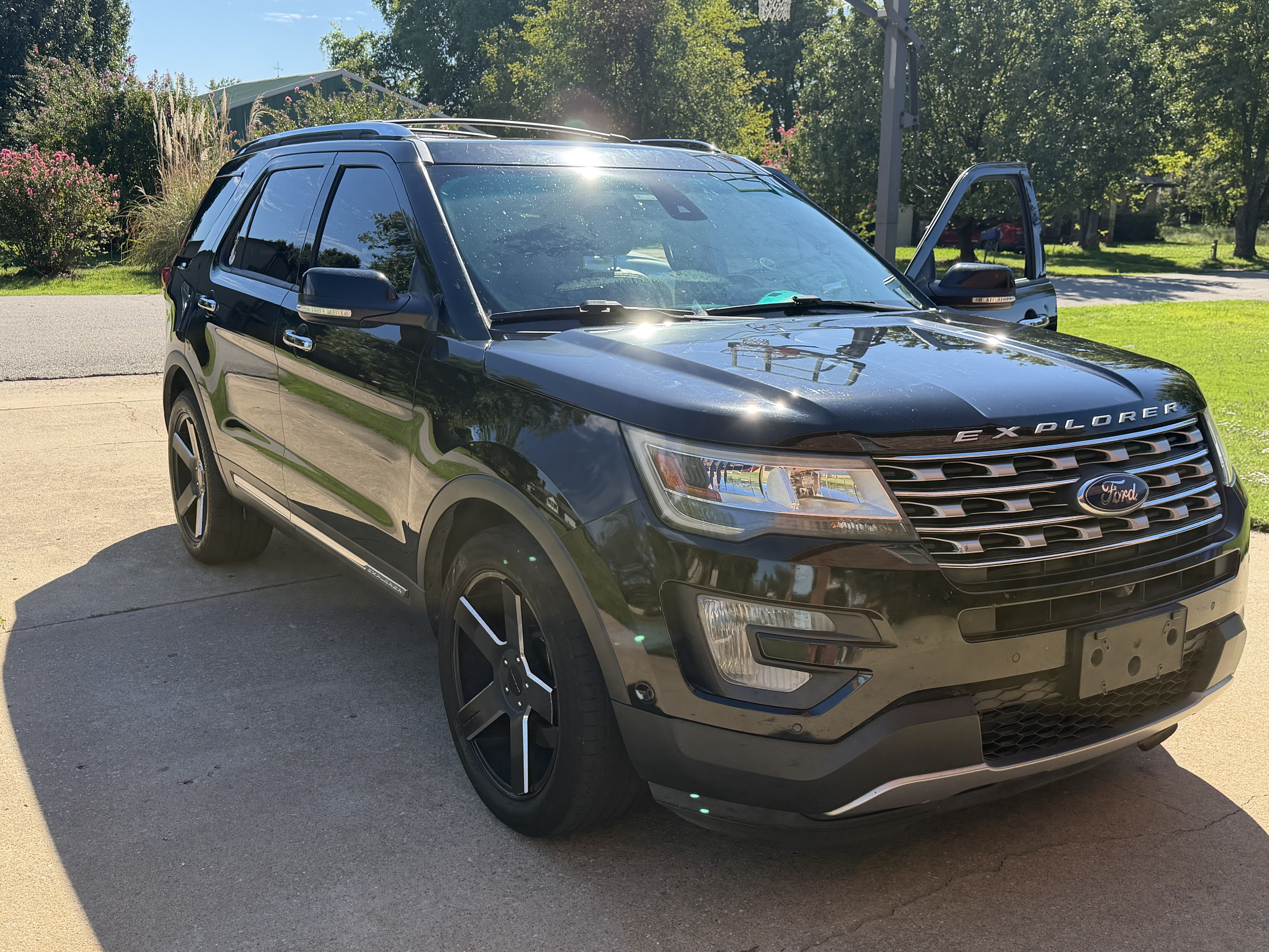 Used 2016 Ford Explorer Limited w/ Equipment Group 301A FWD image 2