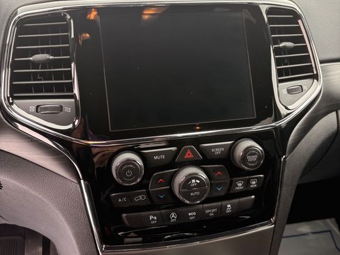 Used 2020 Jeep Grand Cherokee Laredo w/ Quick Order Package 2BN North image 12