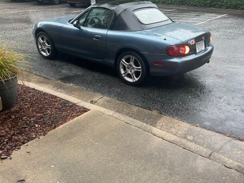 Used 2005 MAZDA MX-5 Miata image 2