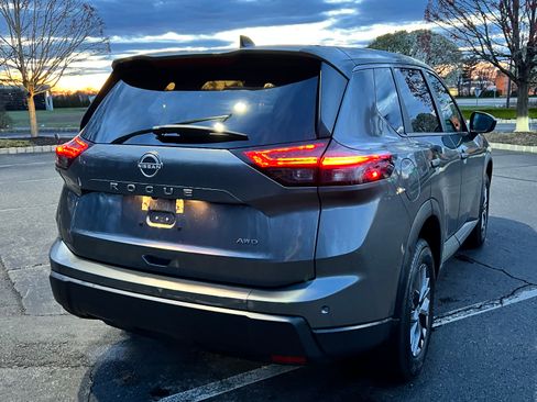 Used 2024 Nissan Rogue S image 8