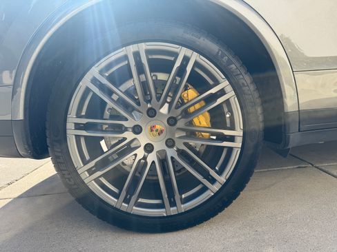 Used 2016 Porsche Cayenne Turbo S image 10