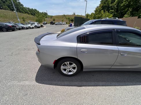 Used 2017 Dodge Charger SE RWD image 4
