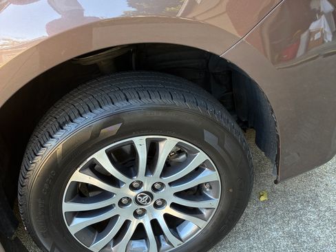 Used 2019 Toyota Sienna XLE w/ XLE Navigation Package FWD image 27