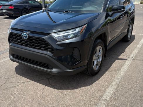Used 2022 Toyota RAV4 XLE AWD/4WD image 2