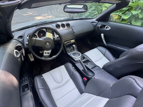 Used 2005 Nissan 350Z Enthusiast RWD image 2