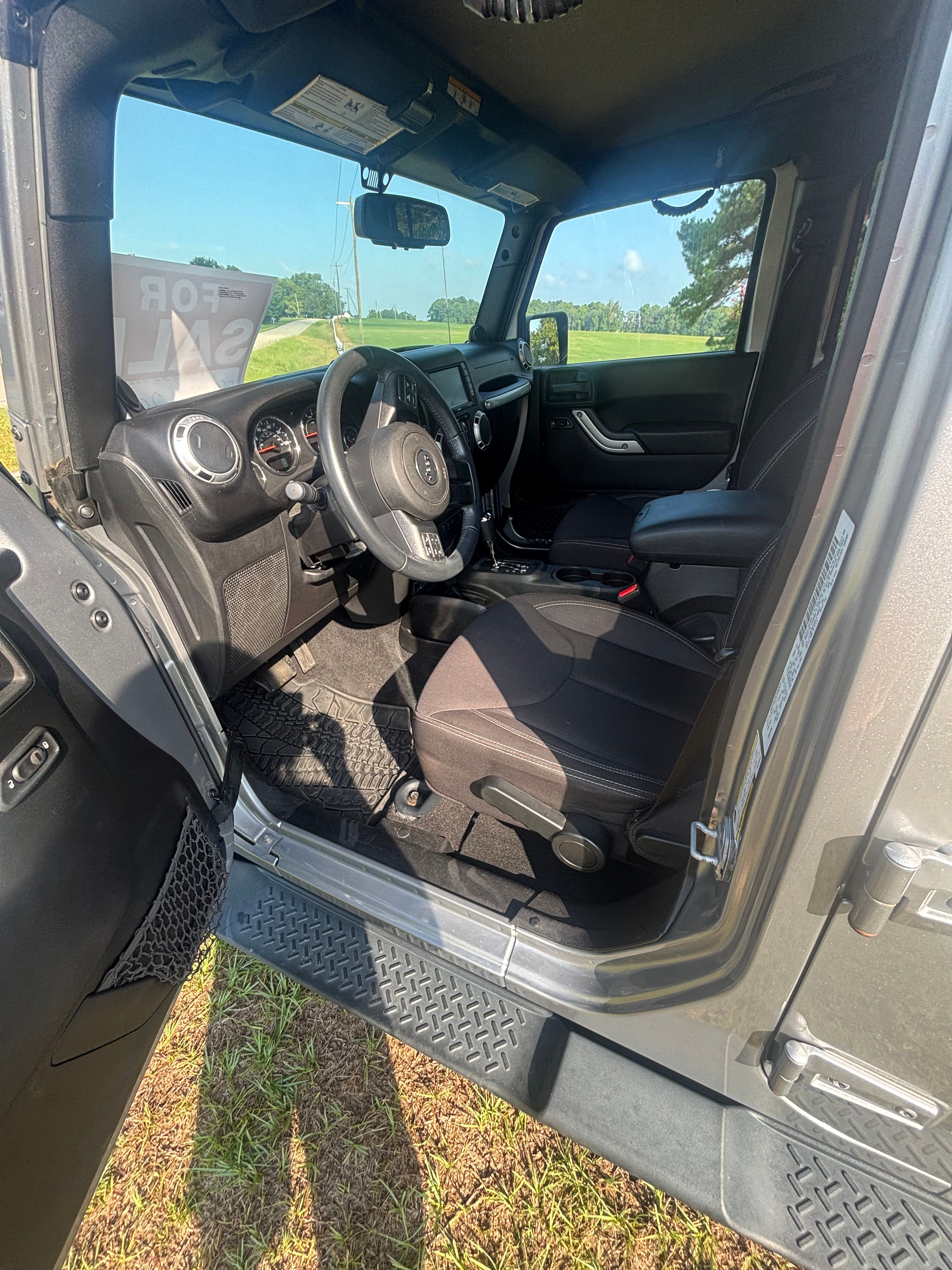 Used 2013 Jeep Wrangler Unlimited Sahara w/ Connectivity Group AWD/4WD image 5