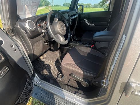 Used 2013 Jeep Wrangler Unlimited Sahara w/ Connectivity Group AWD/4WD image 5