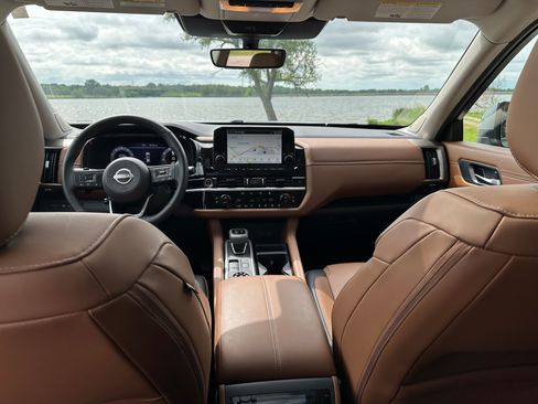 Used 2024 Nissan Pathfinder Platinum AWD/4WD image 10