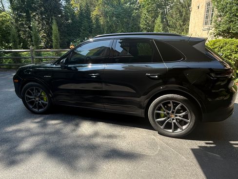 Used 2024 Porsche Cayenne image 2