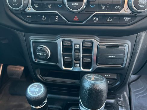 Used 2021 Jeep Gladiator Sport image 17