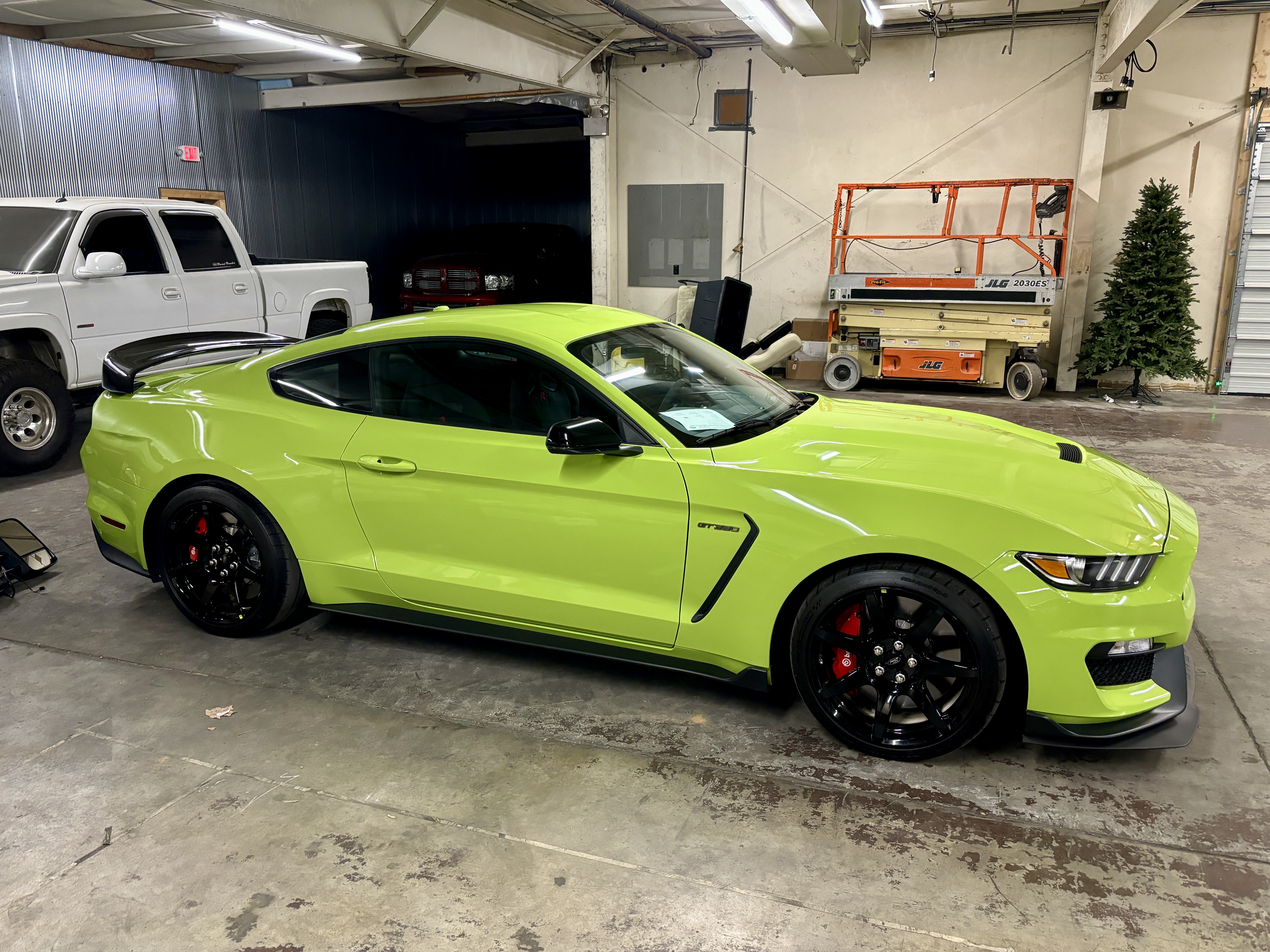 Used 2020 Ford Mustang Shelby GT350R w/ GT350R Equipment Group 920A RWD image 6