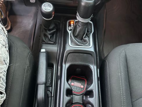 Used 2018 Jeep Wrangler Unlimited Sport S AWD/4WD image 13