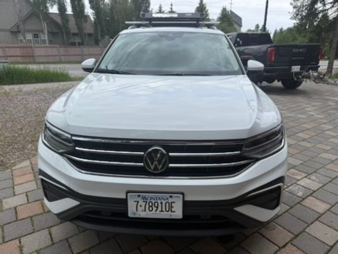 Used 2024 Volkswagen Tiguan SE w/ Panoramic Sunroof Package AWD/4WD image 2