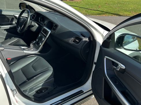 Used 2018 Volvo V60 T5 Cross Country w/ Convenience Package image 9