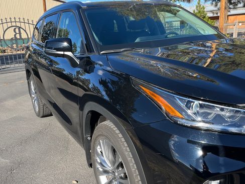 Used 2024 Toyota Highlander Platinum image 4