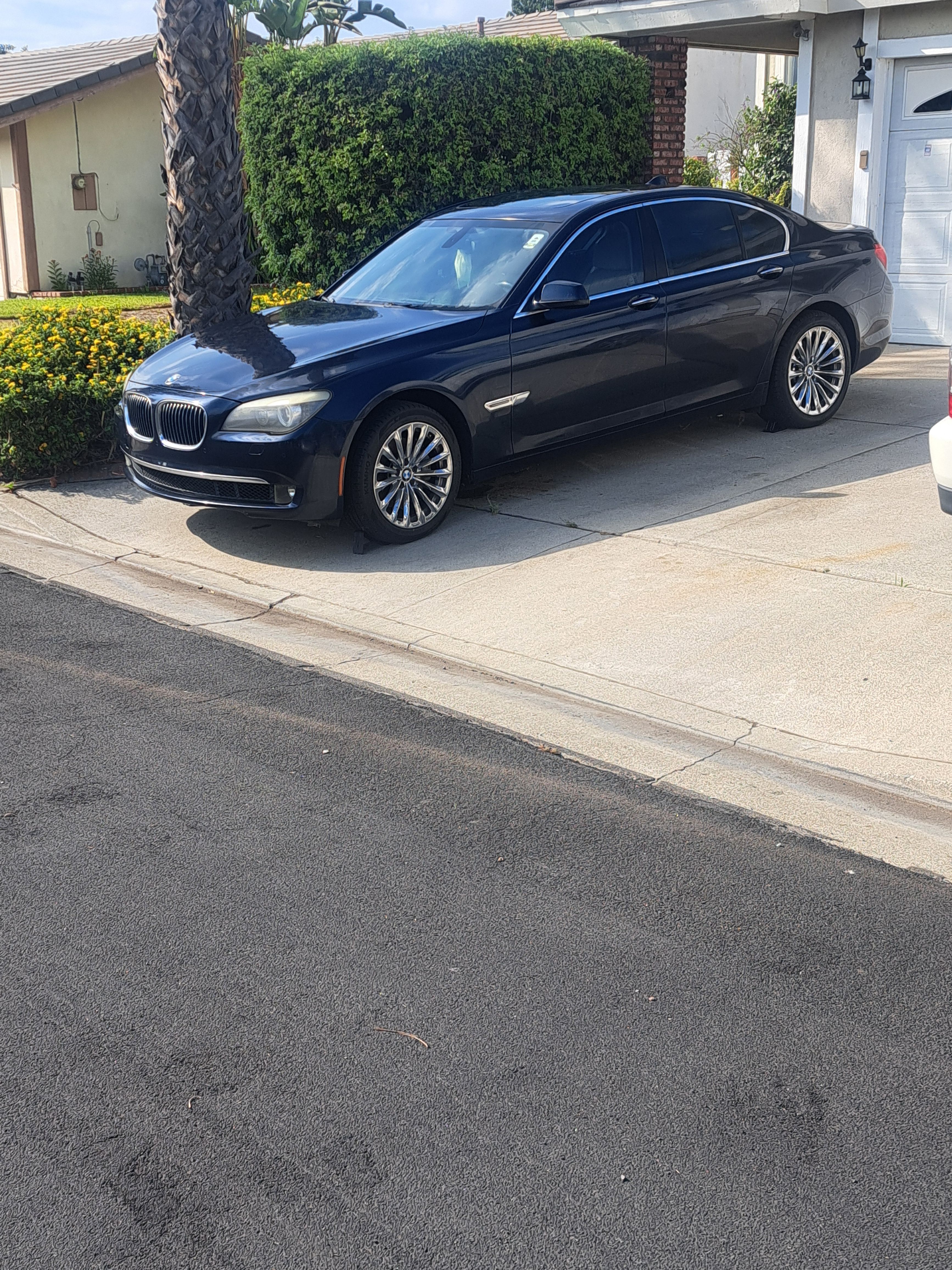 Used 2012 BMW 740i RWD image 5