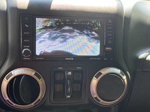 Used 2017 Jeep Wrangler Unlimited Sahara image 10