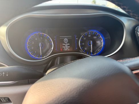 Used 2020 Chrysler Pacifica Touring-L image 9